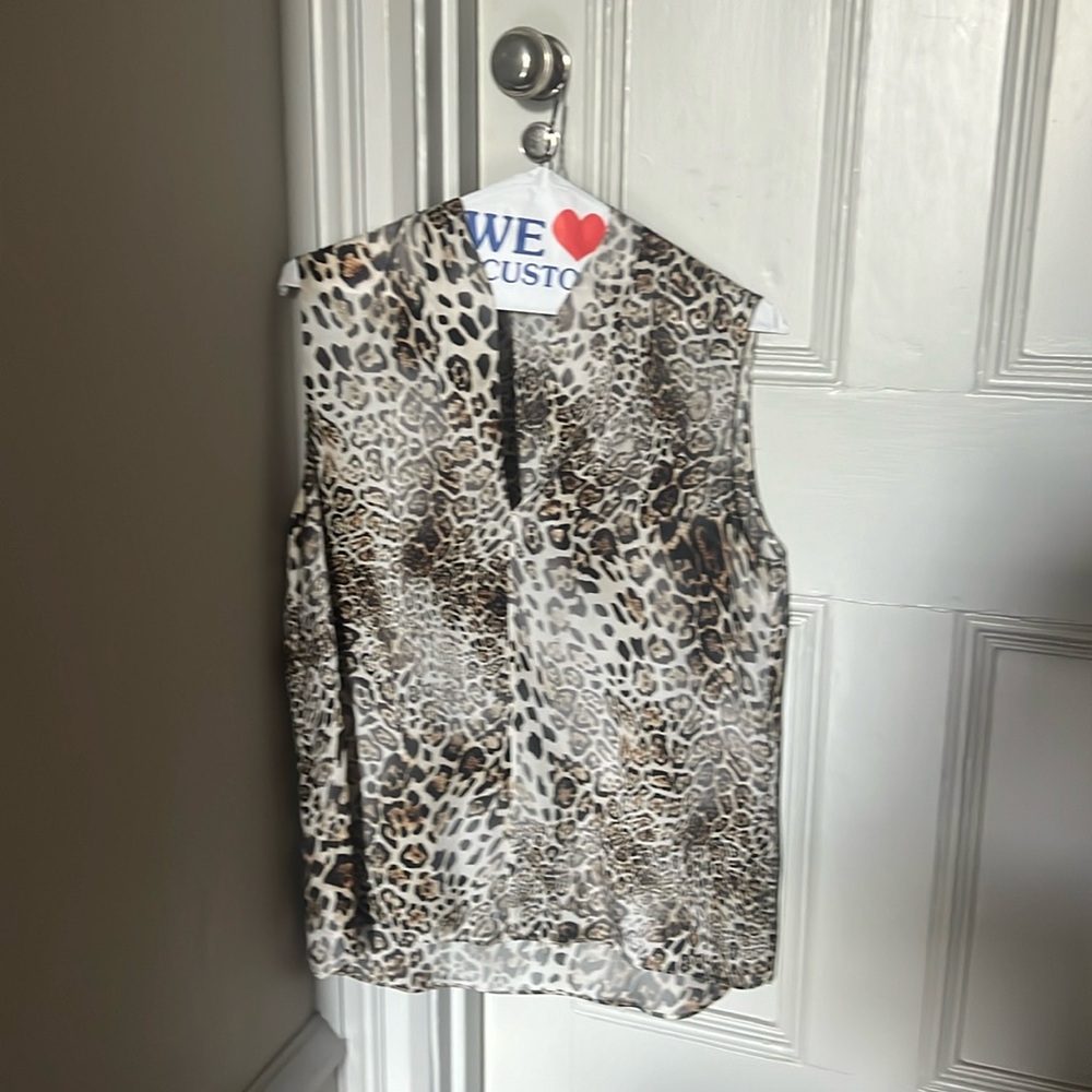Silk sleeveless blouse from Elie Tahiti. Excellent condition